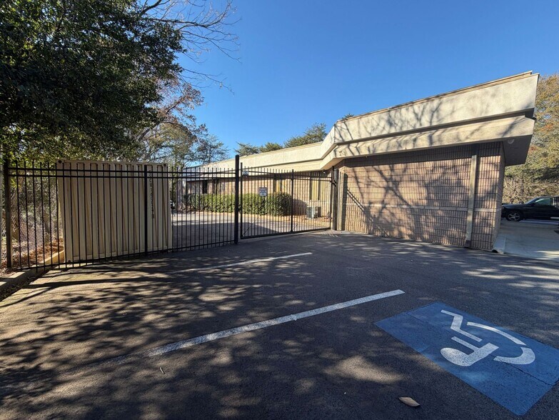 2126 Defoors Ferry Rd NW, Atlanta, GA à vendre - Photo du bâtiment - Image 3 de 11