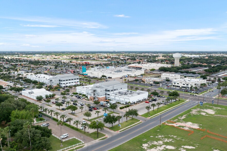 7017 N 10th St, McAllen, TX à louer - Photo du bâtiment - Image 3 de 8