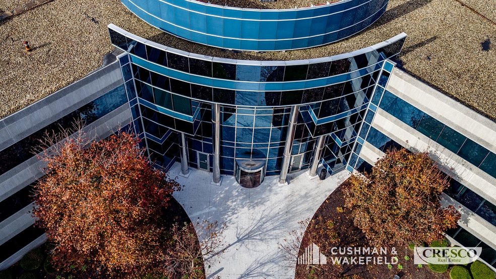 5900 Landerbrook Dr, Mayfield Heights, OH à vendre - Photo du bâtiment - Image 2 de 11