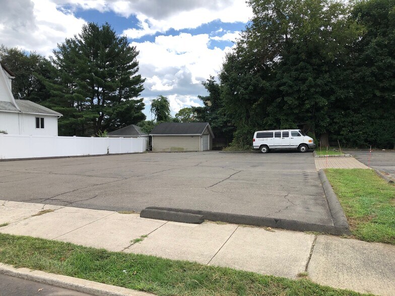 4942 Main St, Bridgeport, CT à vendre - Photo du bâtiment - Image 3 de 25