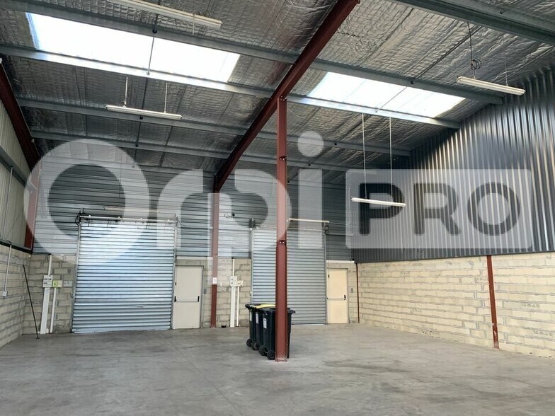 Flex in SAINT-JEAN-D'ILLAC for lease - Interior Photo - Image 2 of 5