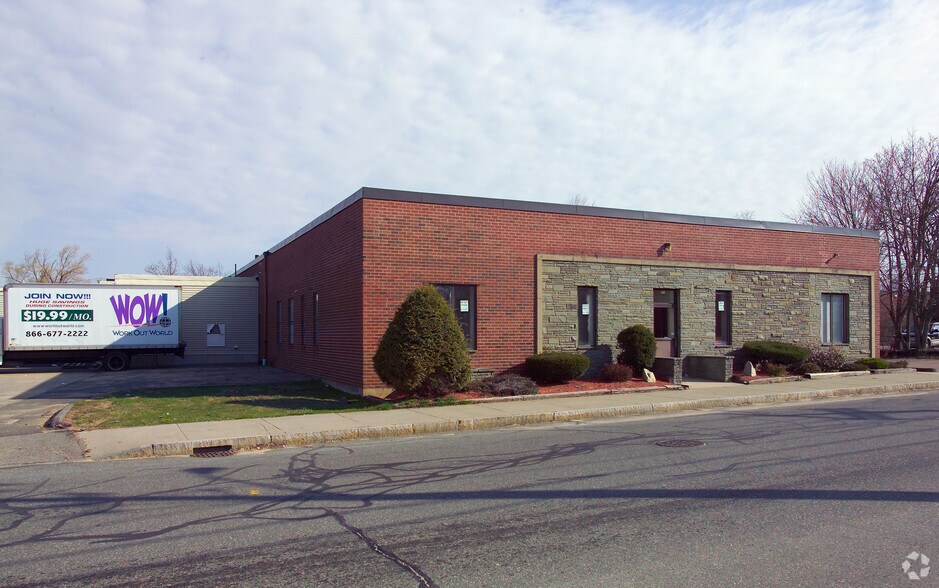 51 Diauto Dr, Randolph, MA à louer - Photo du bâtiment - Image 3 de 7