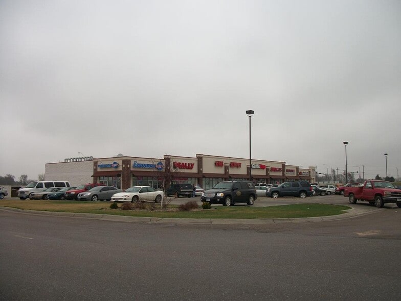 4103 Osborne Dr W, Hastings, NE for lease - Primary Photo - Image 1 of 4