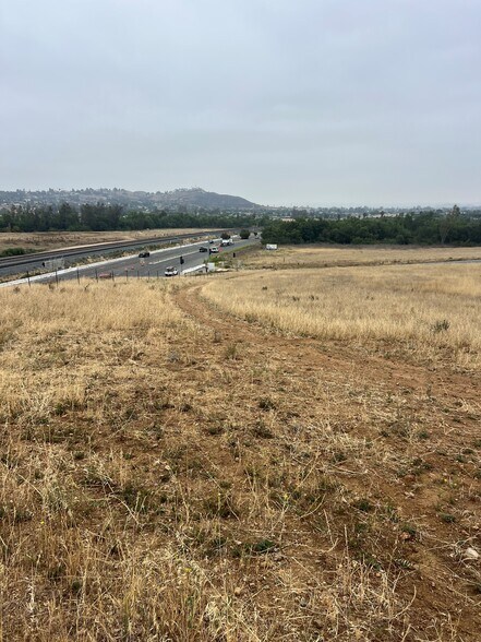 Felspar St, Jurupa Valley, CA à vendre - Photo du bâtiment - Image 2 de 13