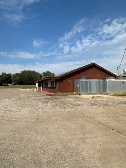 3121 E Frank Phillips Blvd, Bartlesville, OK for sale - Building Photo - Image 3 of 6