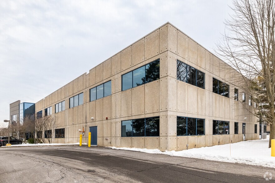 31 Auriga Dr, Ottawa, ON à louer - Photo du bâtiment - Image 2 de 3
