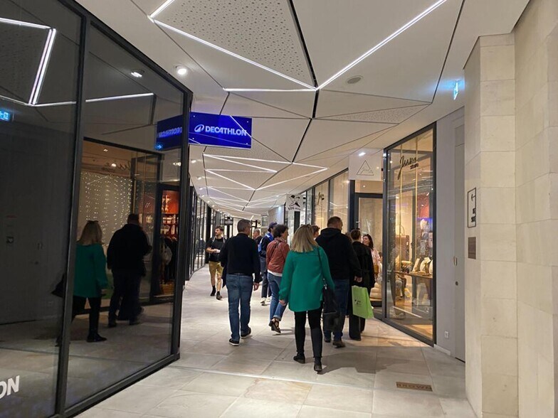 Retail in Nantes for lease - Building Photo - Image 3 of 11