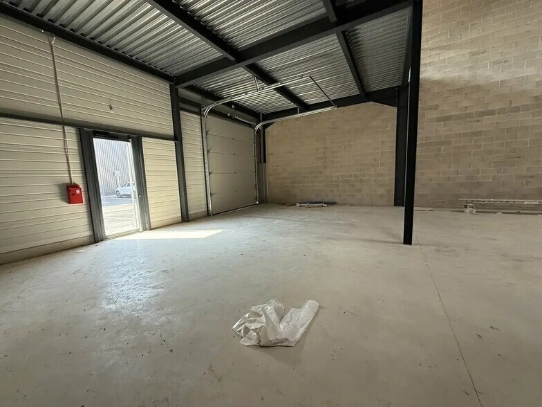 Local d'activités dans Persan à vendre - Photo du bâtiment - Image 1 de 10