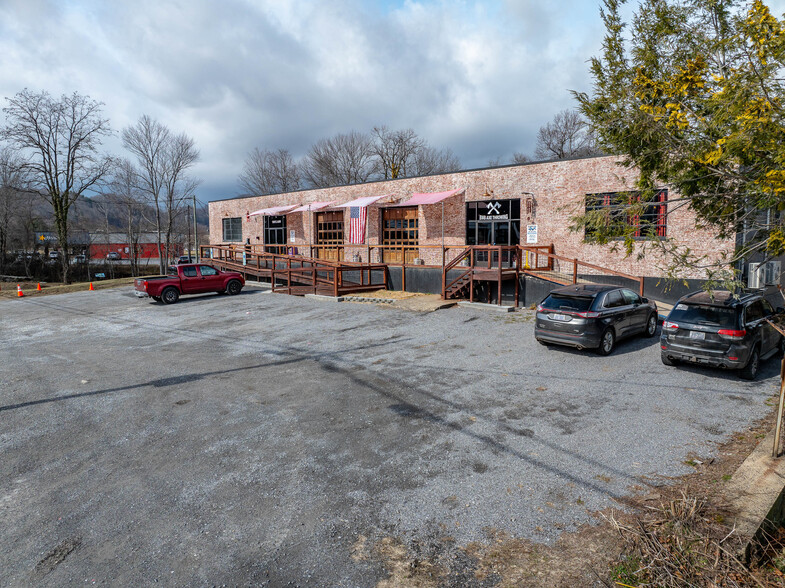 1940 S Main St, Waynesville, NC à vendre - Photo du bâtiment - Image 1 de 32