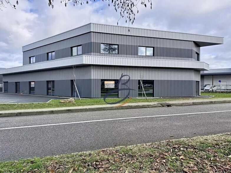 Bureau dans Bourgoin-Jallieu à louer - Photo du bâtiment - Image 2 de 11