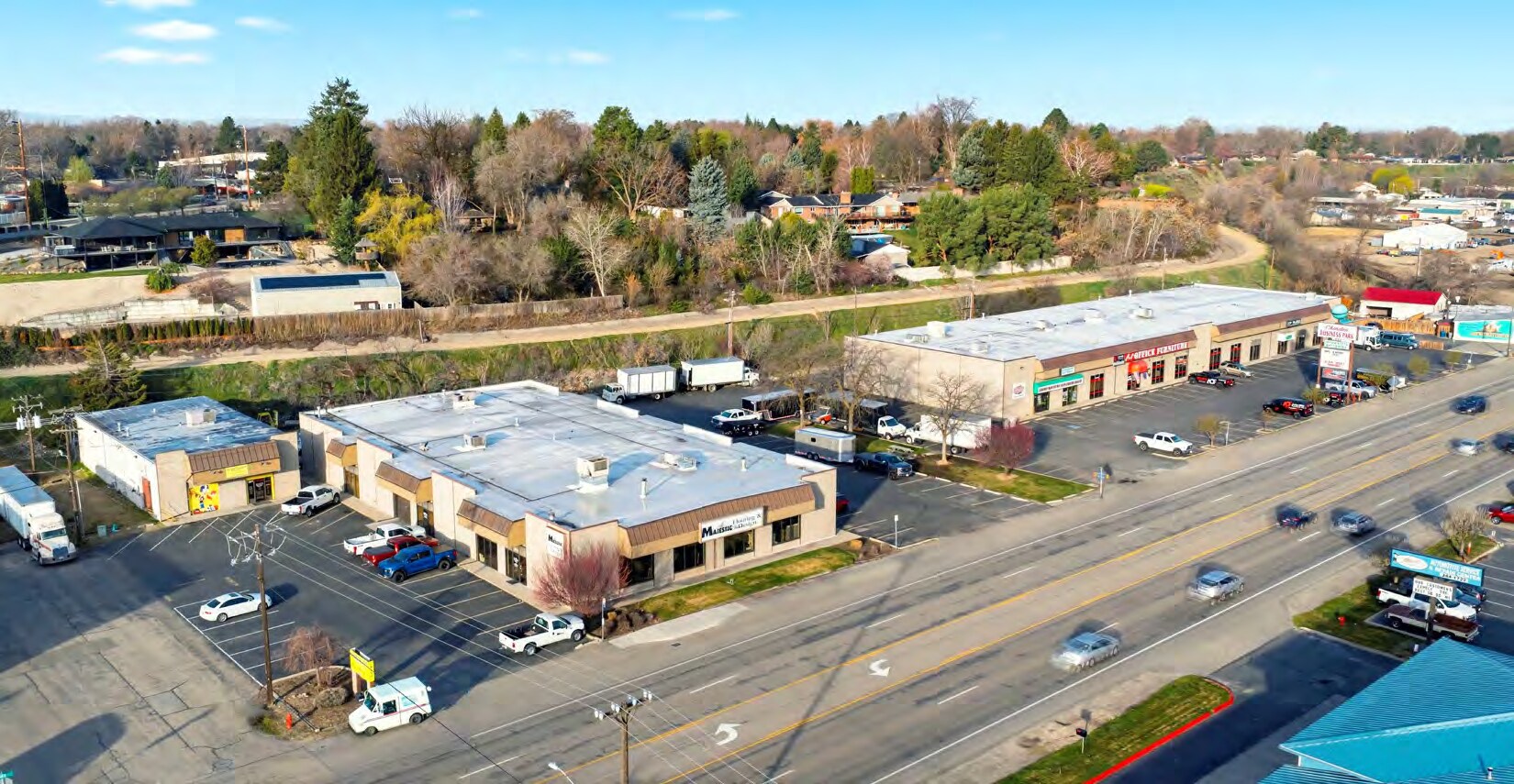 Chinden Business Park portefeuille de 2 propriétés à vendre sur LoopNet.ca Photo principale- Image 1 de 6