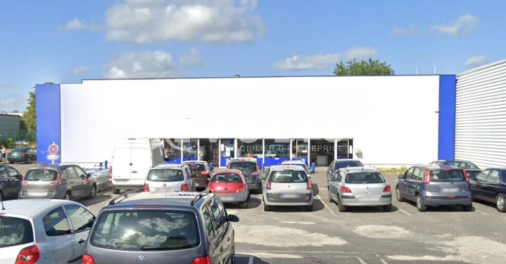 Retail in Savigny-le-Temple for lease - Building Photo - Image 2 of 3