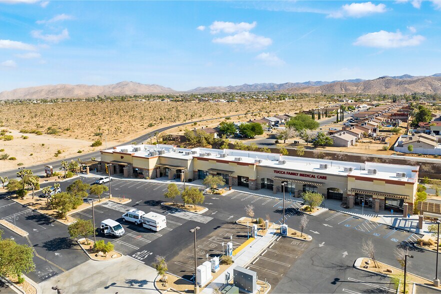 57675 Twentynine Palms Hwy, Yucca Valley, CA à vendre - Photo du bâtiment - Image 2 de 6