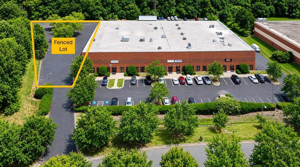 9800 Twin Lakes Pkwy, Charlotte, NC à louer - Photo du bâtiment - Image 2 de 8