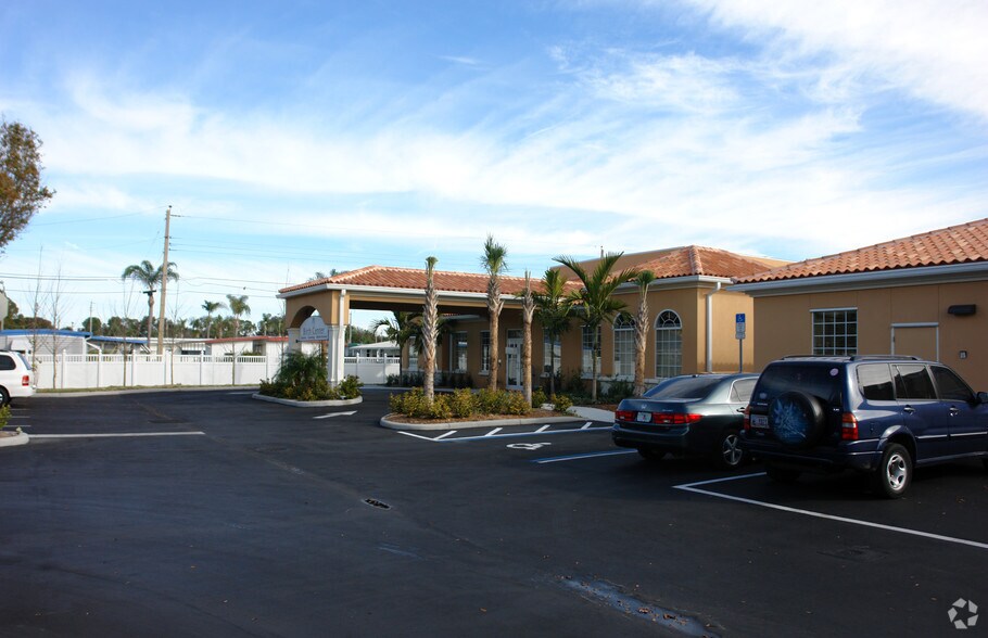 1900 E Bay Dr, Largo, FL à vendre - Photo du bâtiment - Image 2 de 58