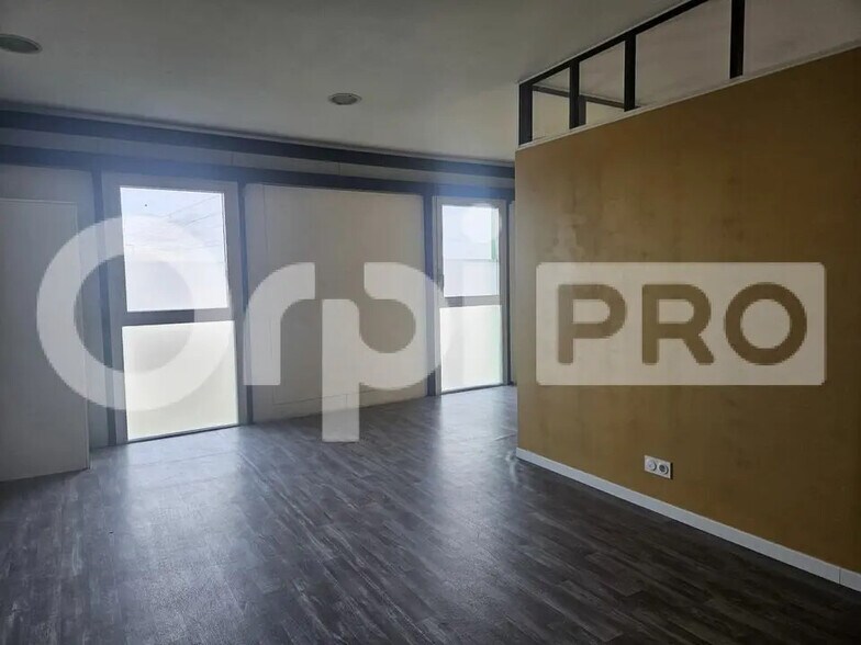 Office in Eysines for lease - Interior Photo - Image 2 of 6