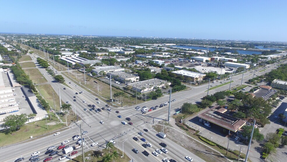 1052 S Powerline Rd, Deerfield Beach, FL à louer - Photo du bâtiment - Image 3 de 3