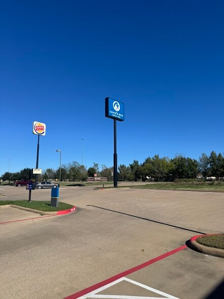 2408 S 1st St, Lufkin, TX à louer - Photo du bâtiment - Image 3 de 8