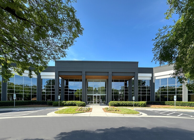 2000 W Perimeter Park Dr, Morrisville, NC for lease - Building Photo - Image 1 of 4