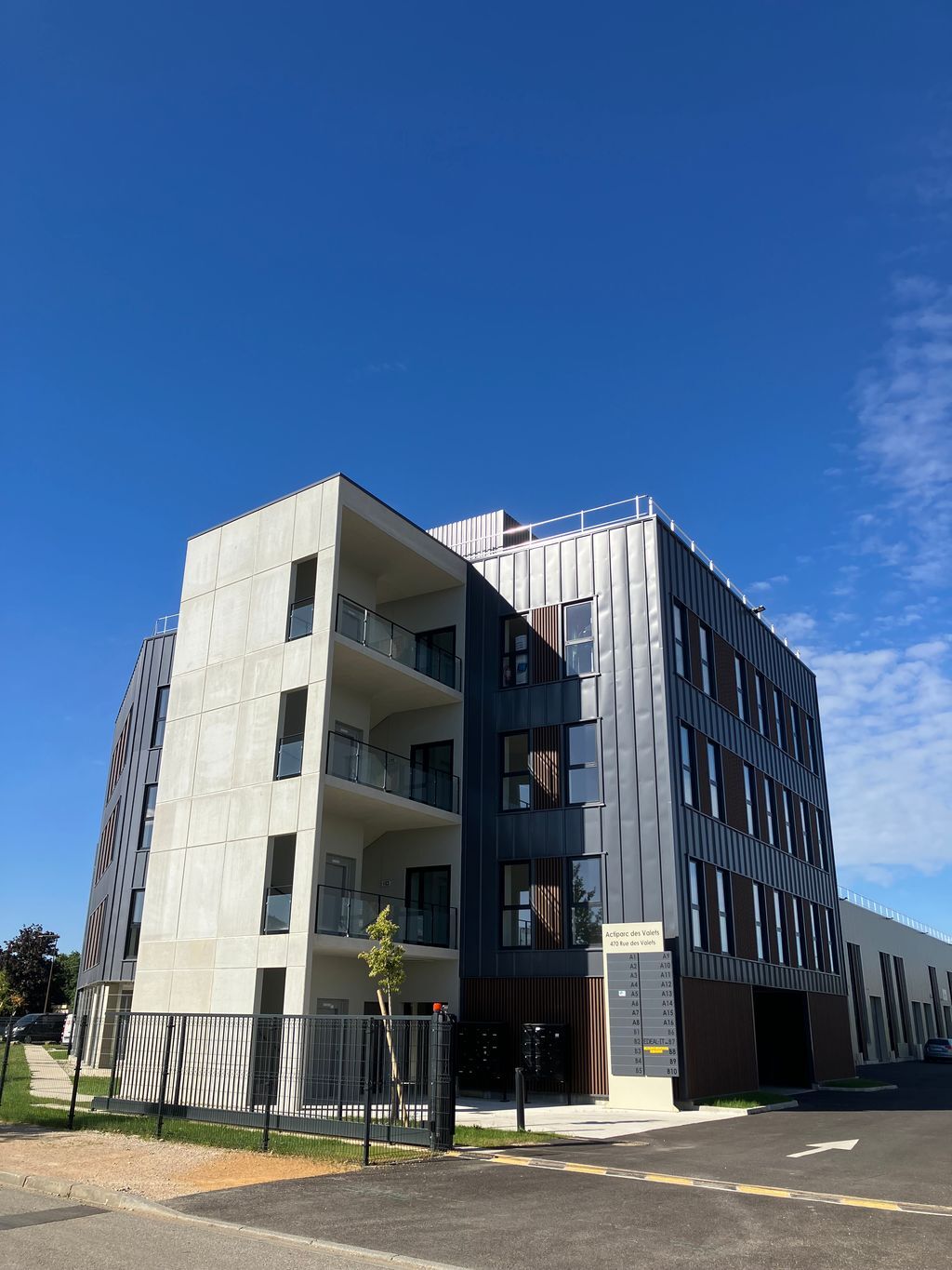 470 Rue Des Valets, Montluel for sale Primary Photo- Image 1 of 4