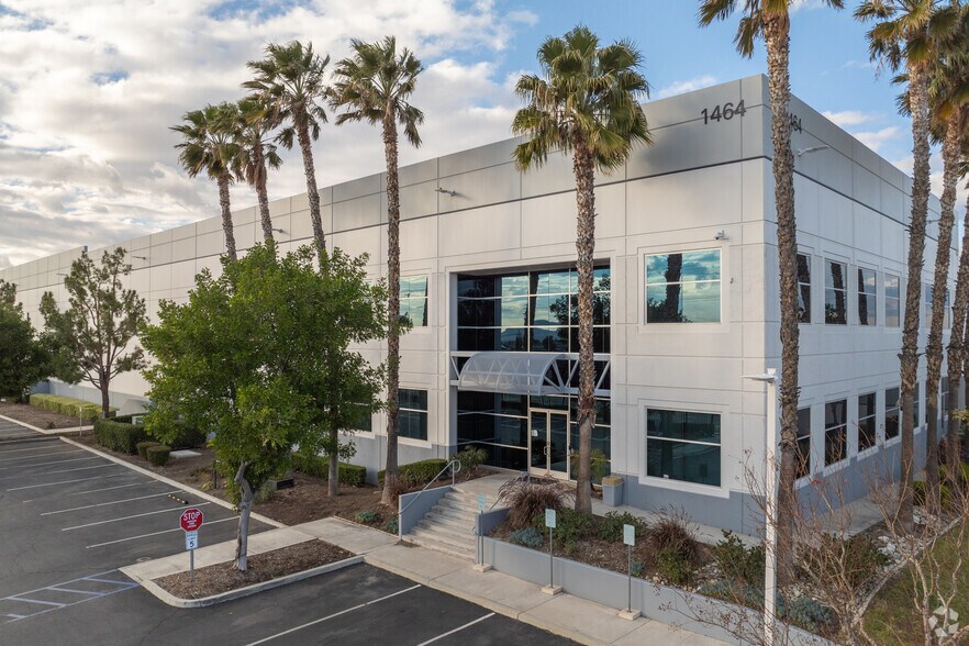 1464 W Merrill Ave, Rialto, CA à louer - Photo du bâtiment - Image 3 de 7