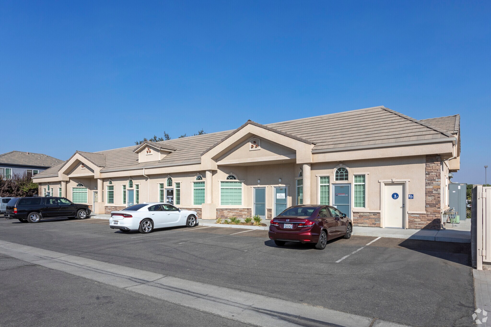 1575 Shaw Ave, Clovis, CA for lease Primary Photo- Image 1 of 3