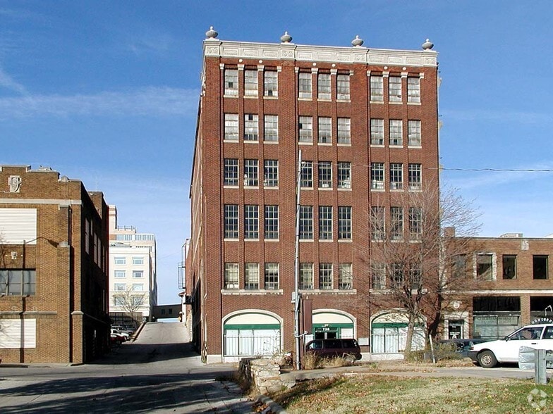 738 Armstrong Ave, Kansas City, KS for lease - Building Photo - Image 2 of 9