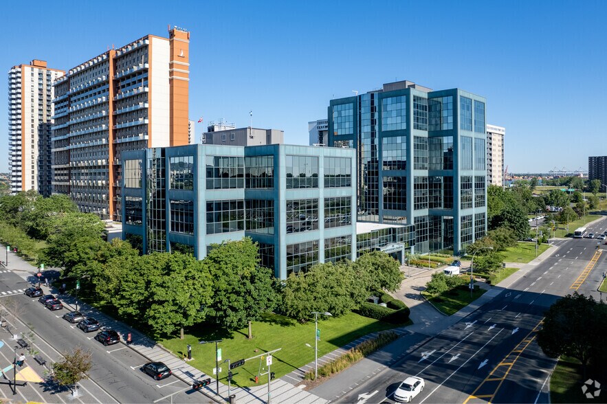 1111 Rue Saint-Charles O, Longueuil, QC à louer - Photo du bâtiment - Image 3 de 4