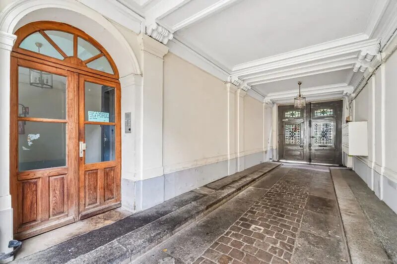 Office in Paris for sale - Lobby - Image 2 of 12