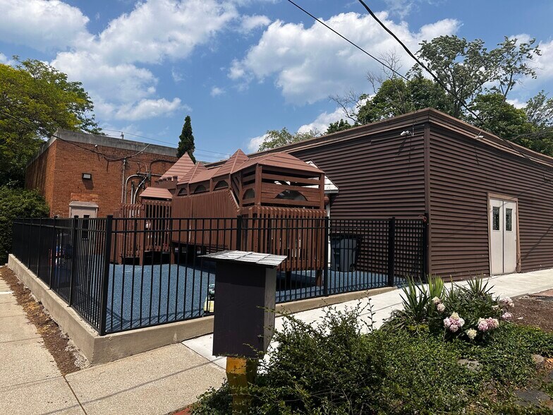 18225 Sloane Ave, Lakewood, OH à louer - Photo du bâtiment - Image 3 de 5