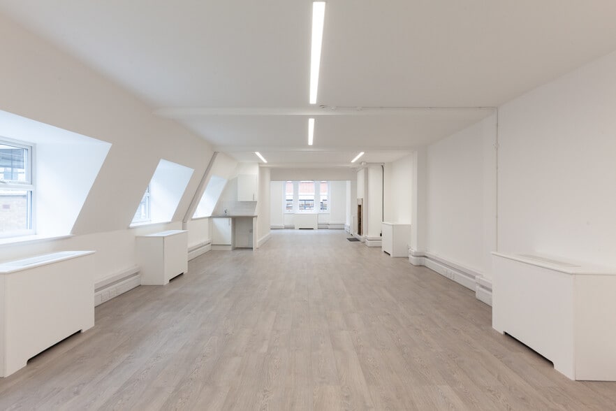 26 Eastcastle St, London for lease - Building Photo - Image 3 of 11
