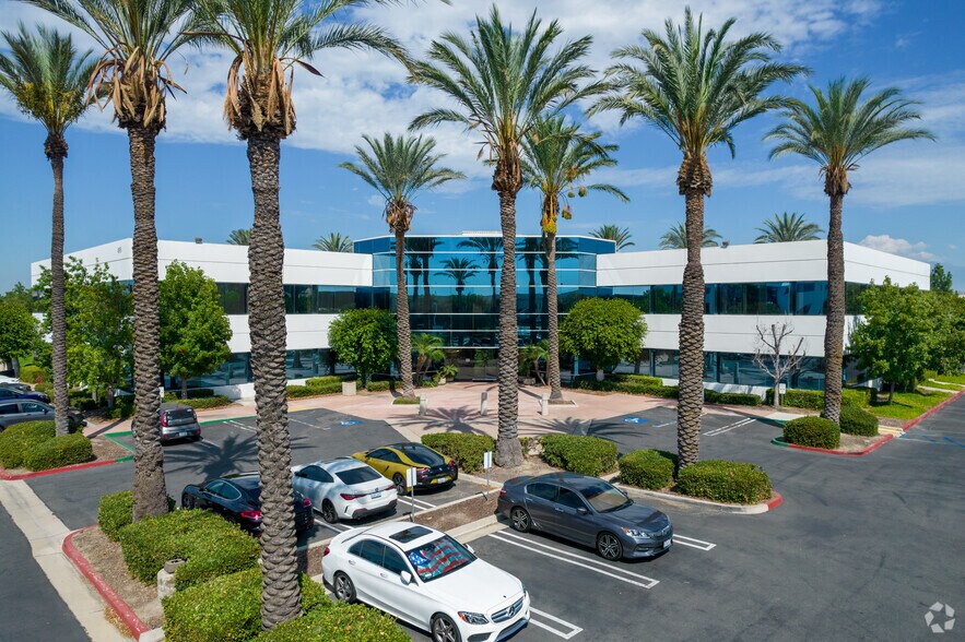 495 E Rincon St, Corona, CA à louer - Photo du bâtiment - Image 1 de 12