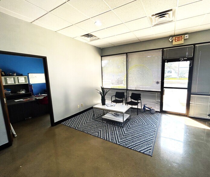 10840 Sanden Dr, Dallas, TX à louer - Photo intérieure - Image 2 de 3