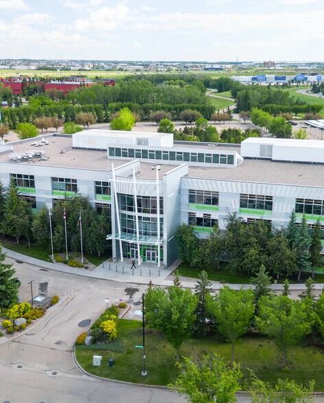 151 Karl Clark Rd NW, Edmonton, AB à louer - Photo du bâtiment - Image 2 de 12