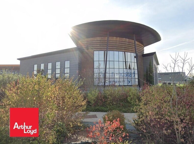 Office in Chartres for lease - Building Photo - Image 2 of 8