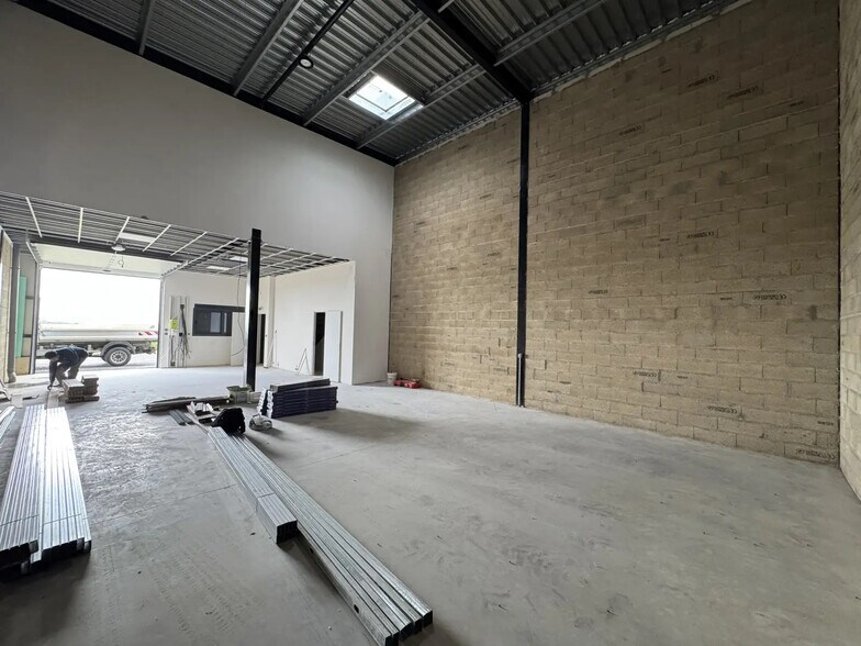 Industrial in Cormeilles-en-Vexin for sale - Interior Photo - Image 2 of 5
