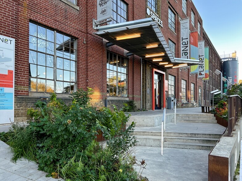 1655 Dupont St, Toronto, ON à louer - Photo du bâtiment - Image 3 de 45