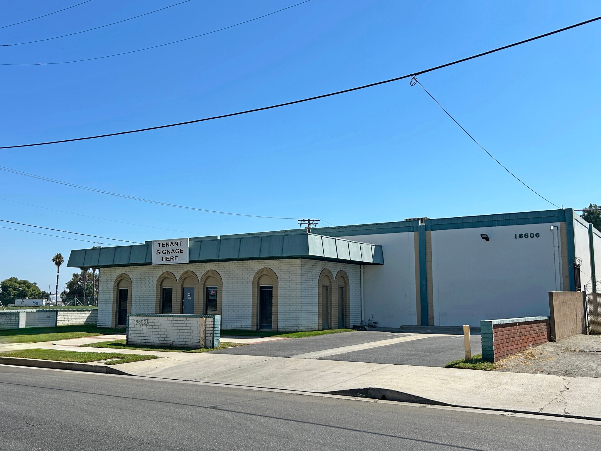 16606 Schoenborn St, North Hills, CA for lease Building Photo- Image 1 of 8