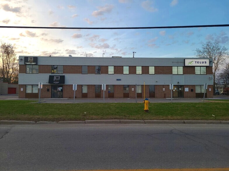 1600 Laperriere Ave, Ottawa, ON à vendre - Photo principale - Image 1 de 1