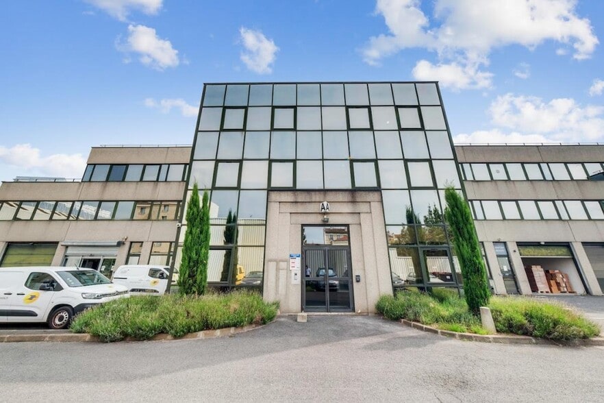 Office in Ivry-sur-Seine for lease - Building Photo - Image 2 of 18