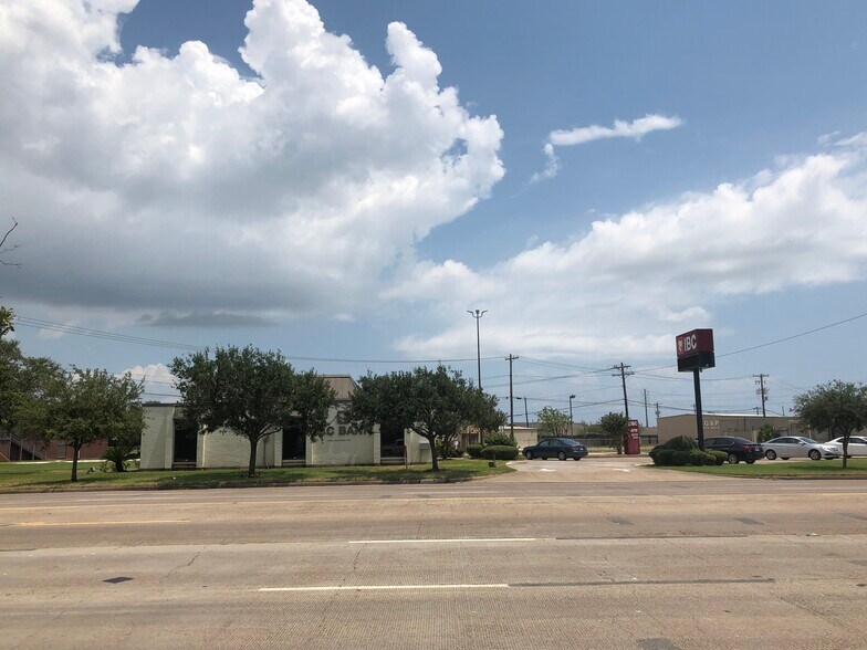 1208 N Brazosport Blvd, Freeport, TX à louer - Photo du bâtiment - Image 3 de 21