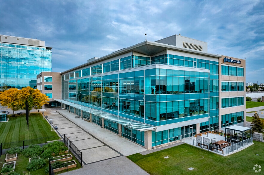 3381 Steeles Ave E, Toronto, ON à louer - Photo du bâtiment - Image 1 de 8