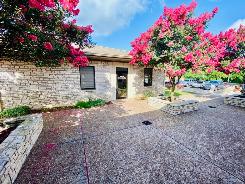 189 E Austin St, New Braunfels, TX for lease - Building Photo - Image 3 of 12