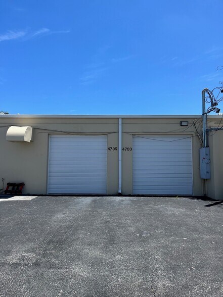 4530-4534 NE 11th Ave, Oakland Park, FL à louer - Photo du bâtiment - Image 2 de 7