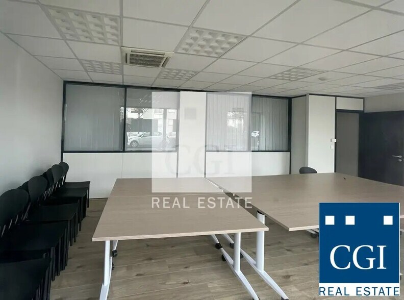 Retail in Échirolles for lease - Building Photo - Image 3 of 9