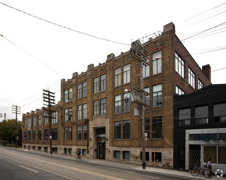 183 Bathurst St, Toronto, ON for lease - Building Photo - Image 2 of 5