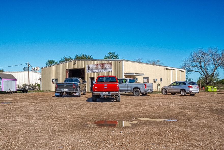 8231 Main St, Needville, TX à vendre - Photo du bâtiment - Image 2 de 38