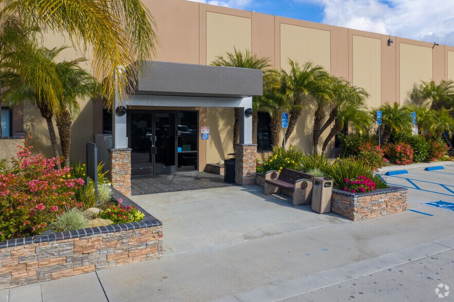 45 W Easy St, Simi Valley, CA à louer - Photo du bâtiment - Image 3 de 22