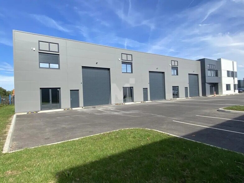 Bureau dans Saint-Pierre-du-Perray à louer - Photo du bâtiment - Image 3 de 7