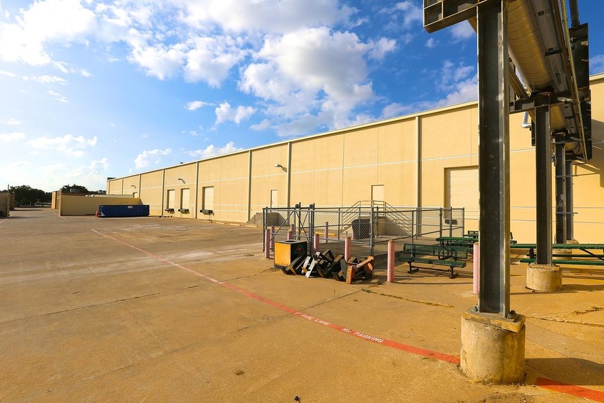 High Tech Manufacturing Complex portfolio of 4 properties for sale on LoopNet.ca - Building Photo - Image 3 of 4